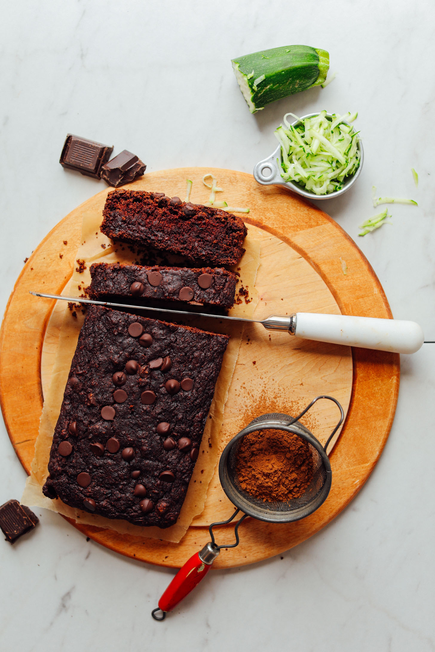 AMAZING Vegan Chocolate Chip Zucchini Bread! 1 bowl, naturally sweetened, SO delicious! #chocolate #zucchini #recipe #vegan #glutenfree #minimalistbaker